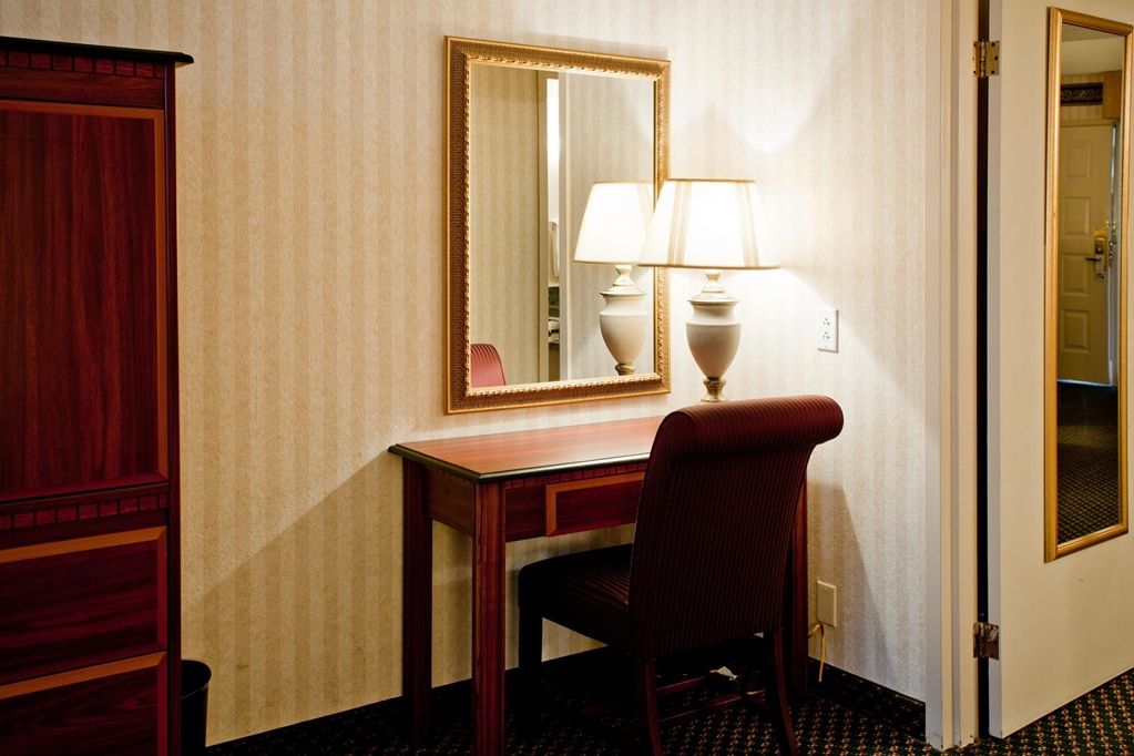 Embassy Suites By Hilton Detroit - Livonia/Novi Room photo